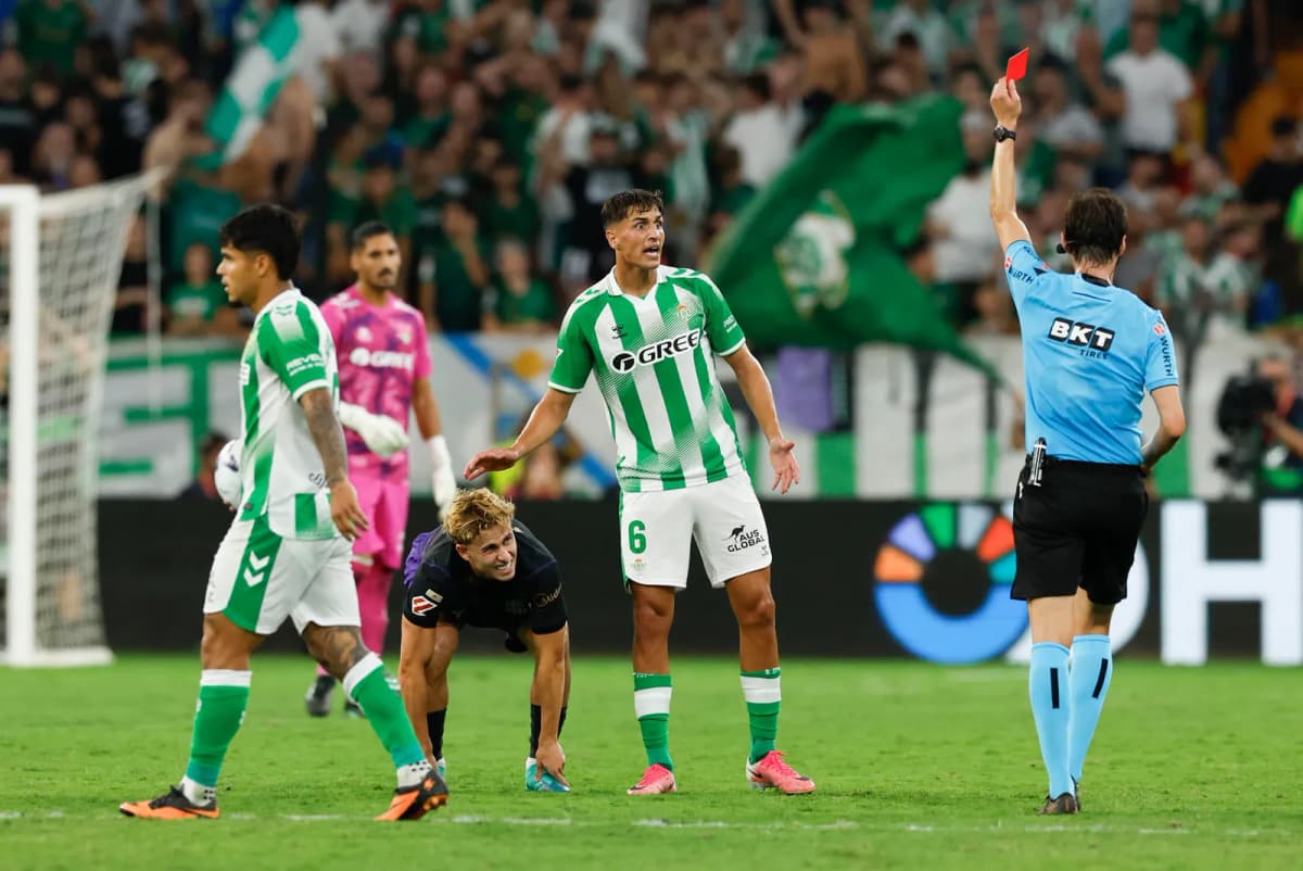 Tarjeta roja al uruguayo Facundo Bernal, del Real Betis, durante el partido de Liga ante el Barcelona.