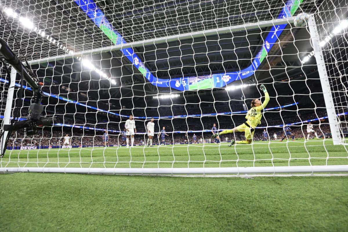 Real Madrid Leipzig Champions: el portero del Leipzig, Maarten Vandevoordt, intenta detener el balón durante el cuarto gol del Real Madrid.