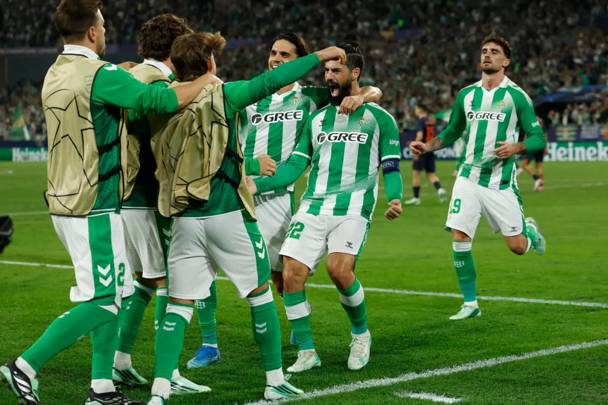 Isco, centrocampista español del Real Betis, celebra el gol que sitúa al Betis colíder de la Champions tras vencer al Feyenoord.