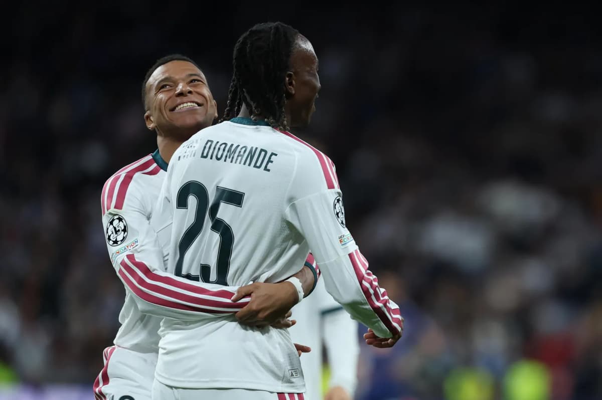 Mbappé defiende a Vinícius: el delantero francés celebra junto a un compañero durante el partido del Real Madrid ante el Leipzig en la Champions League.