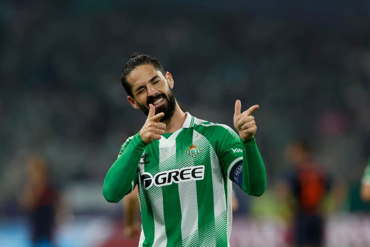 El español Isco Alarcón celebra su gol con el Betis en la Champions League ante el Feyenoord, en una noche clave para el crecimiento europeo del equipo.