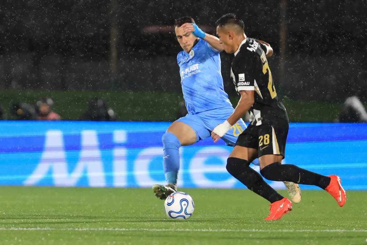 Facundo Silvera, de Montevideo City Torque, disputa el balón con Tomás Cuello, de Atlético Mineiro, durante la semifinal de la Copa Sudamericana.