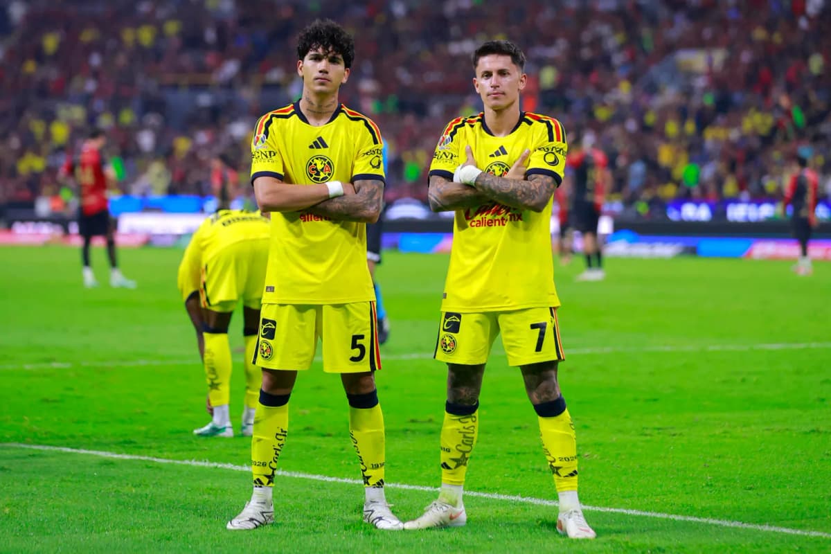 El América líder del Apertura celebra uno de sus goles durante la goleada 2-5 frente al Atlas en la Liga MX.