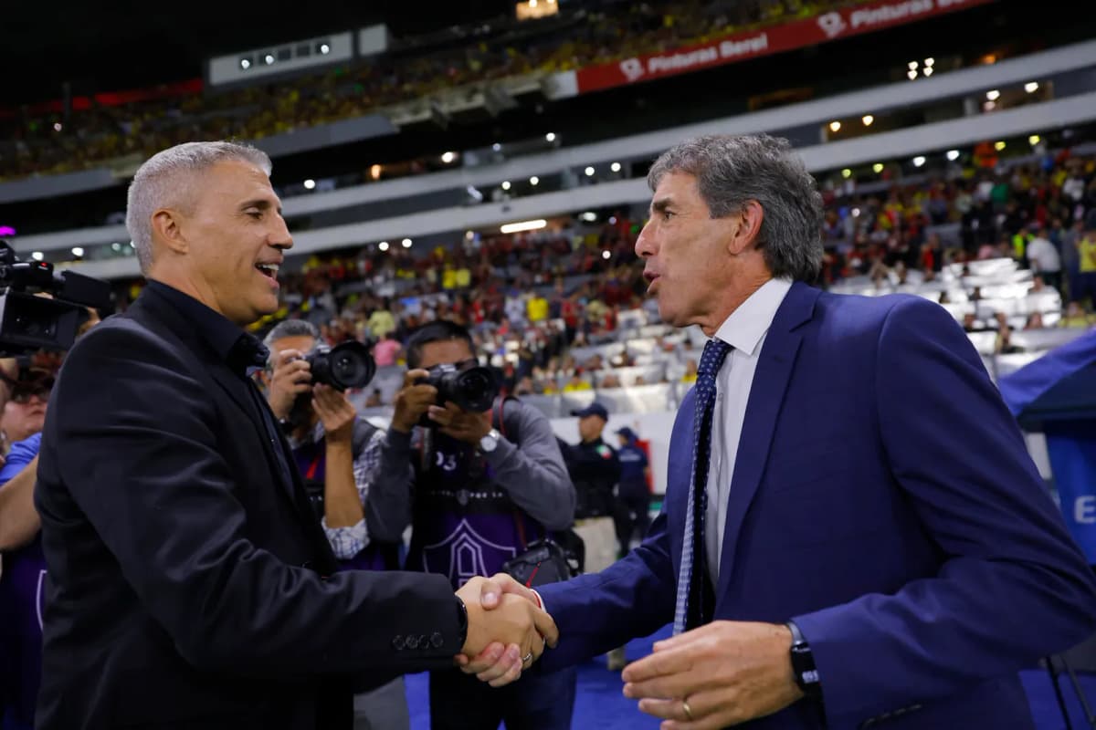 Guillermo Almada, entrenador del América, saluda a Hernán Crespo, técnico del Atlas, durante la jornada 13 de la Liga MX.