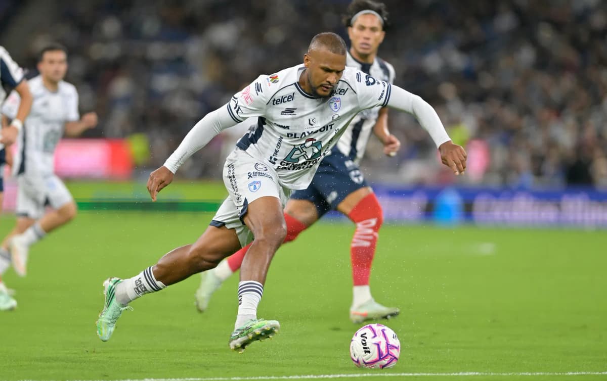 Salomón Rondón de Pachuca controla el balón este domingo, durante un partido de la jornada 12 del Torneo Apertura 2026 en el estadio BBVA de Guadalupe (México).