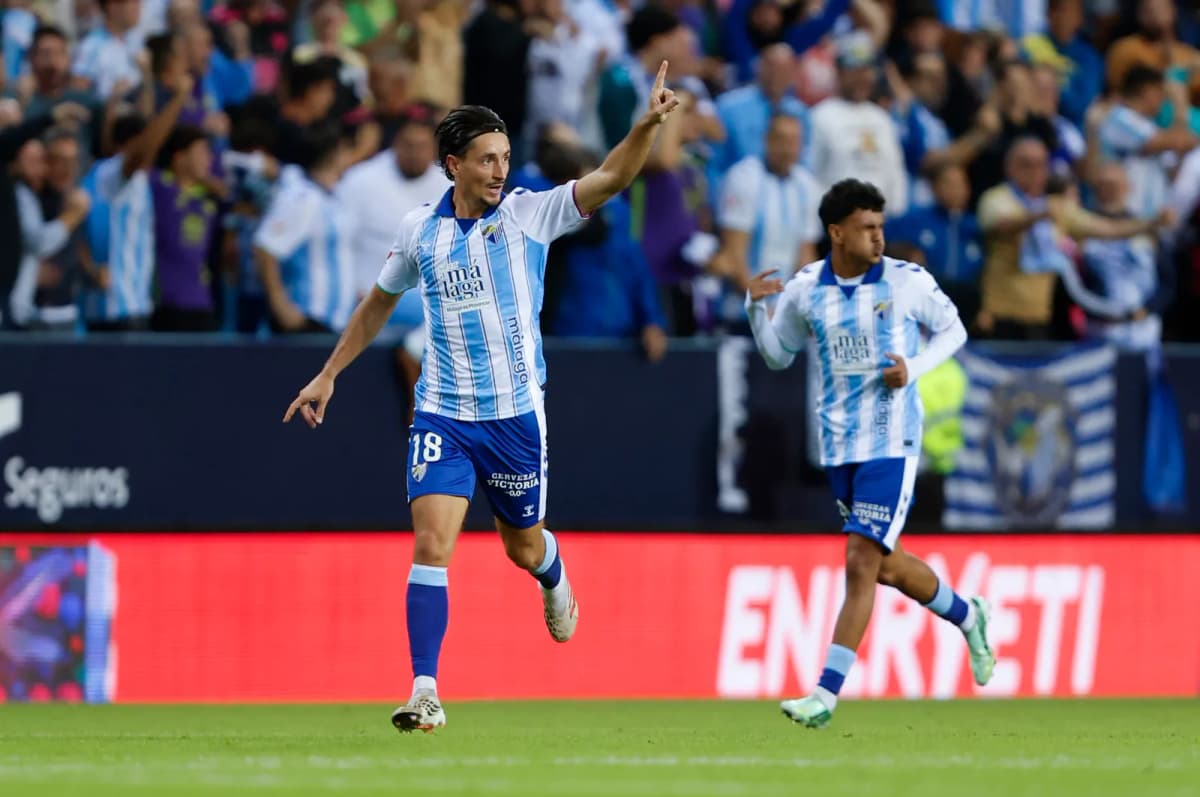 El Málaga es el único equipo de Primera división que aún no ha ganado. En la imagen, Pablo Martínez celebra un gol ante la Real Sociedad.