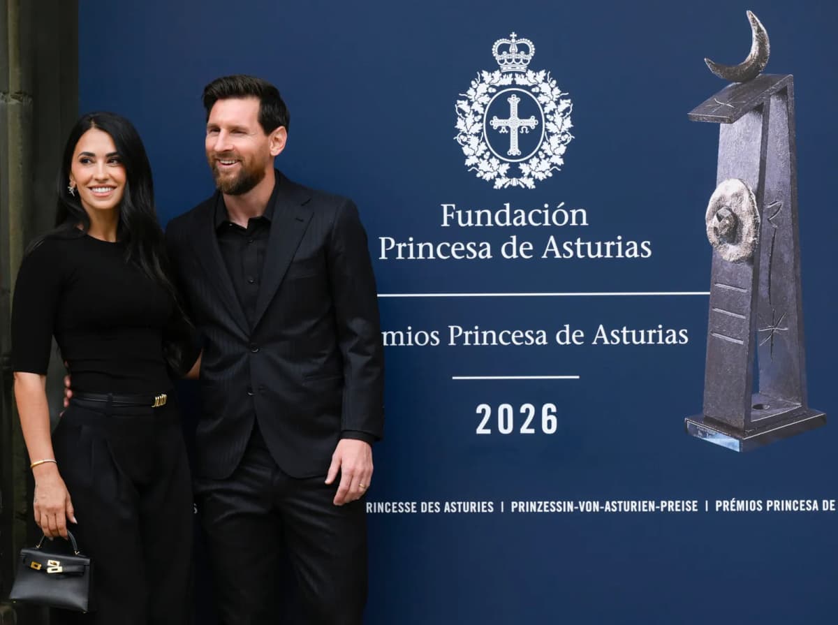 El delantero argentino Leo Messi, galardonado con el Princesa de los Deportes, es recibido este jueves en hotel de La Reconquista de Oviedo. Junto a él, su…