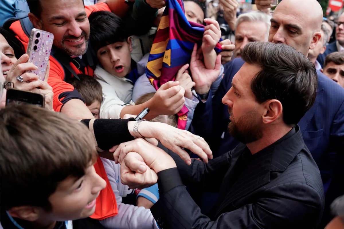 El futbolista argentino Leo Messi, Premio Princesa de Asturias de los Deportes, es recibido por los aficionados a su llegada a Oviedo, un día antes de la…