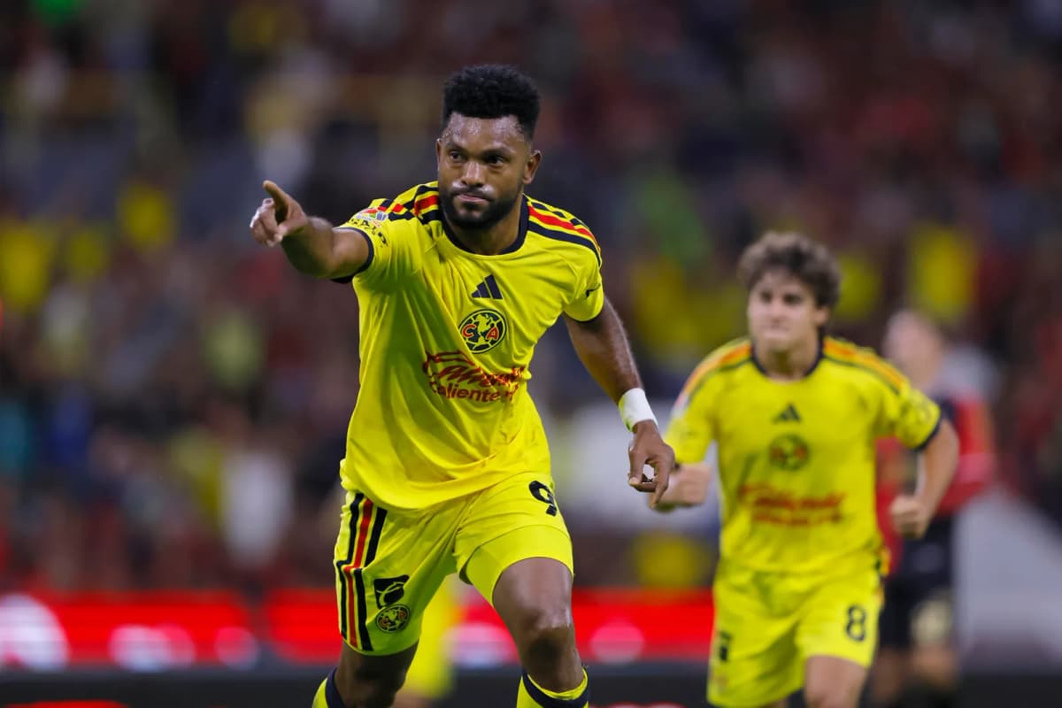 El colombiano Miguel Borja celebra un gol con el América durante un partido de la Liga MX.