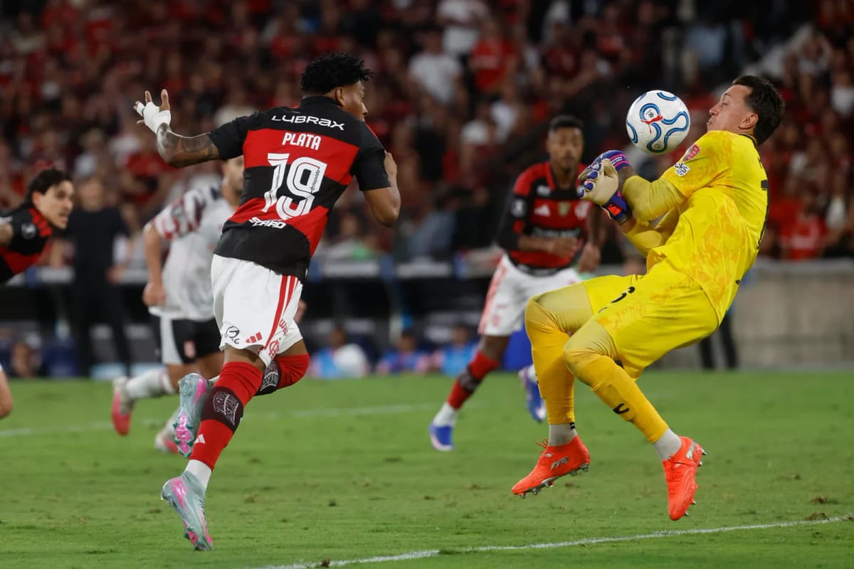El ecuatoriano Gonzalo Plata disputa el balón con el uruguayo Fernando Muslera durante el duelo entre Flamengo y Estudiantes en el Maracaná.