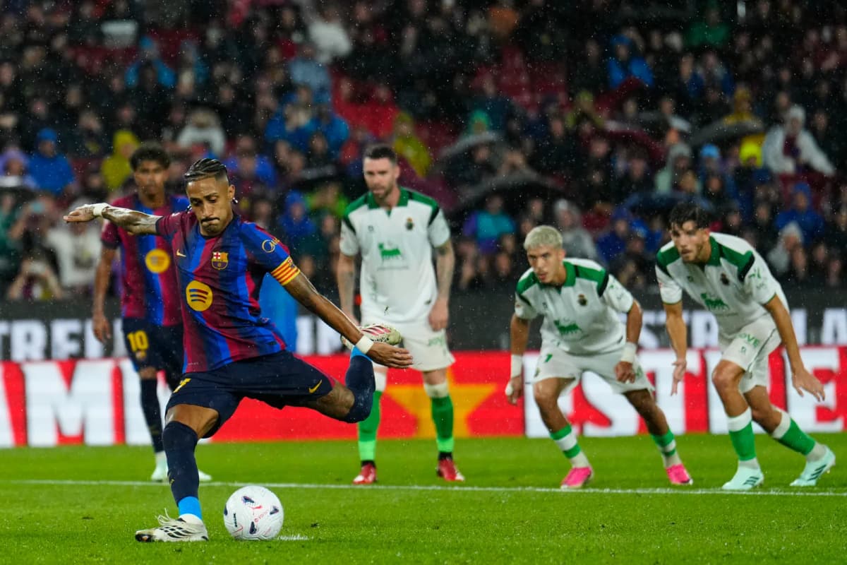 El delantero del Barcelona Raphinha lanza el penalti para marcar su tercer gol en el partido de la sexta jornada de LaLiga contra el Racing.