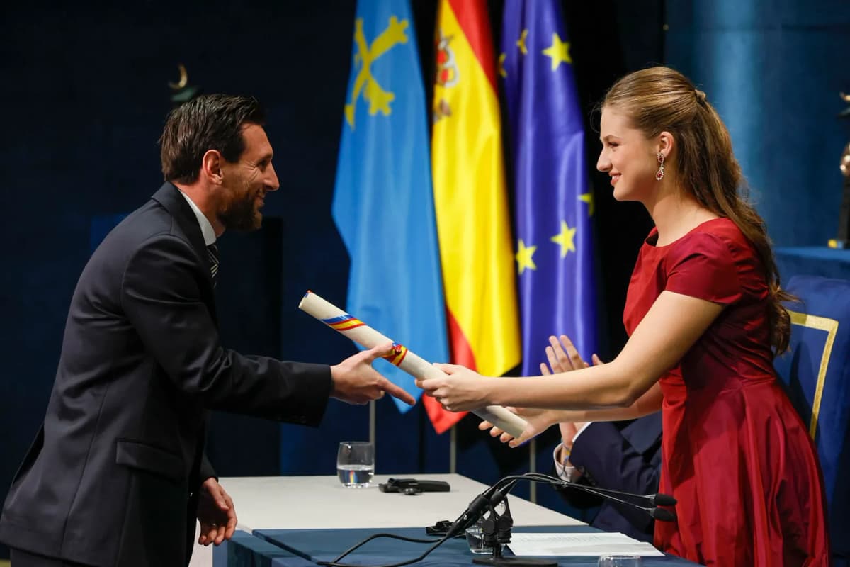 La Princesa Leonor entrega al futbolista argentino Leo Messi (i) el Premio Princesa de Asturias de los Deportes, durante la ceremonia de entrega de los…