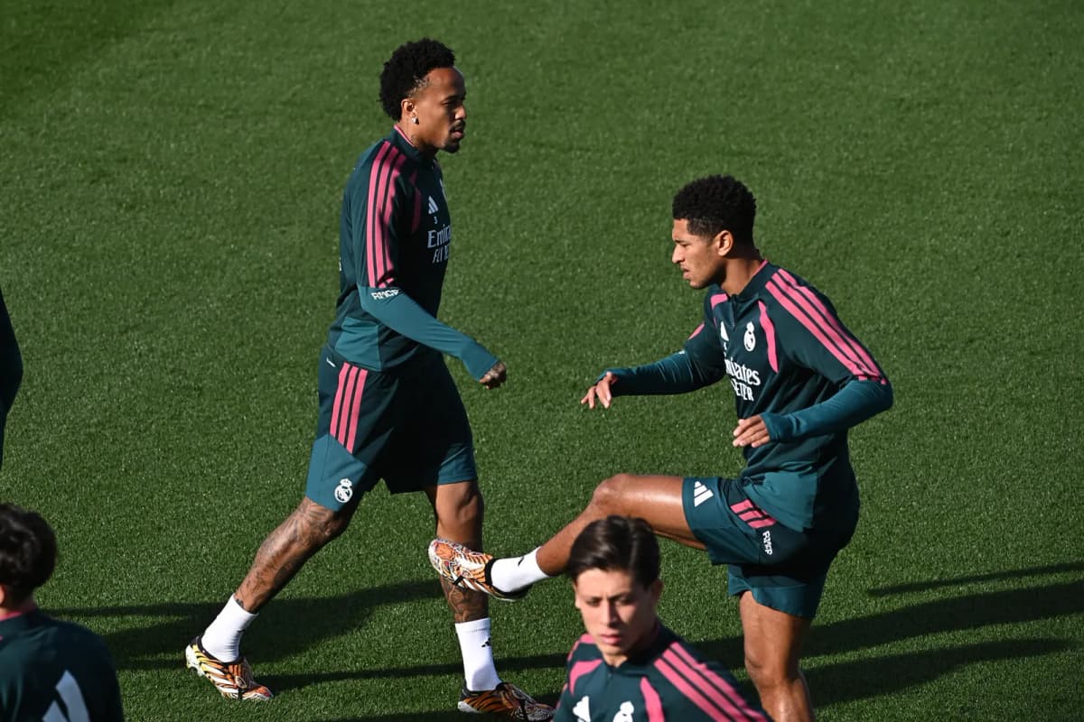 Los jugadores del Real Madrid Éder Militão (i) y Jude Bellingham (d) durante el entrenamiento llevado a cabo este sábado en la Ciudad Deportiva del…