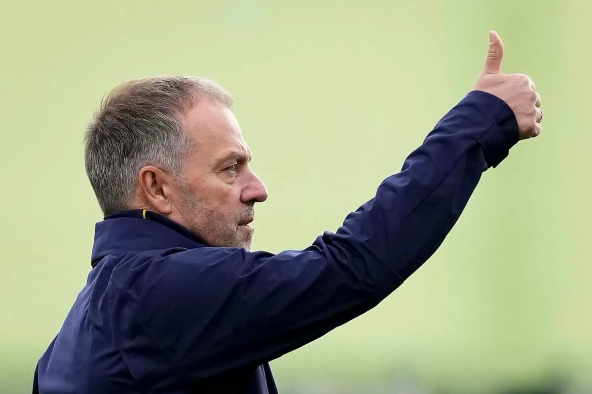 Hansi Flick, entrenador del Barcelona, confirma la baja de Jules Koundé antes del clásico contra el Real Madrid.