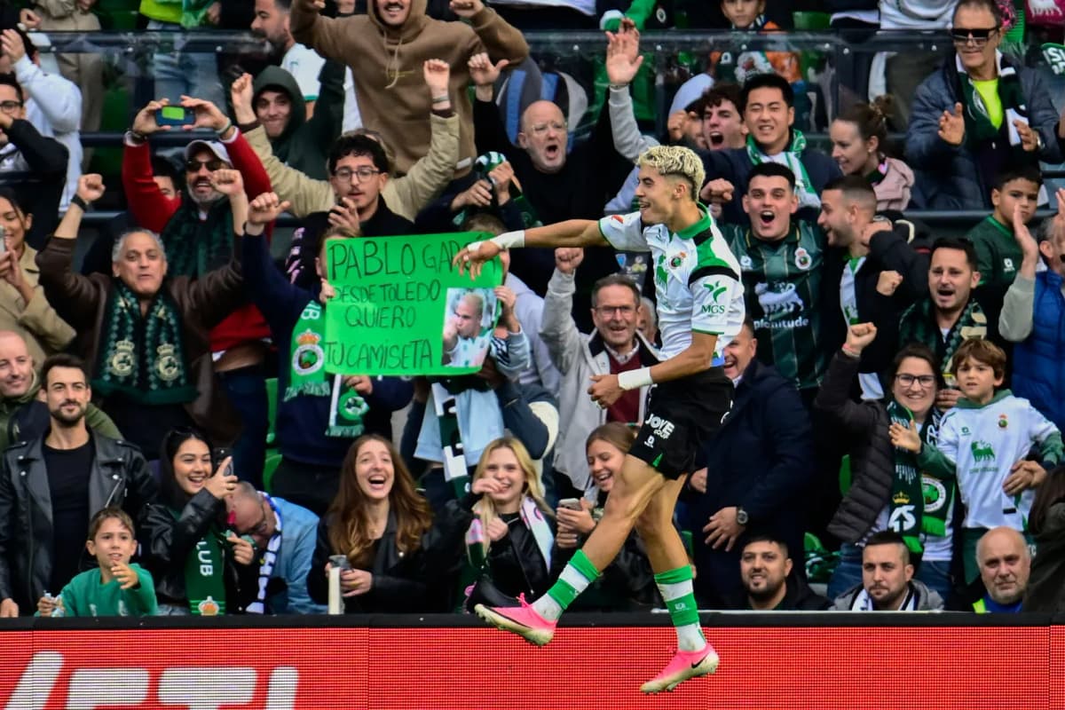 Racing de Santander Espanyol: jugadores del Racing de Santander y el Espanyol disputan el balón en El Sardinero durante el partido de LaLiga.