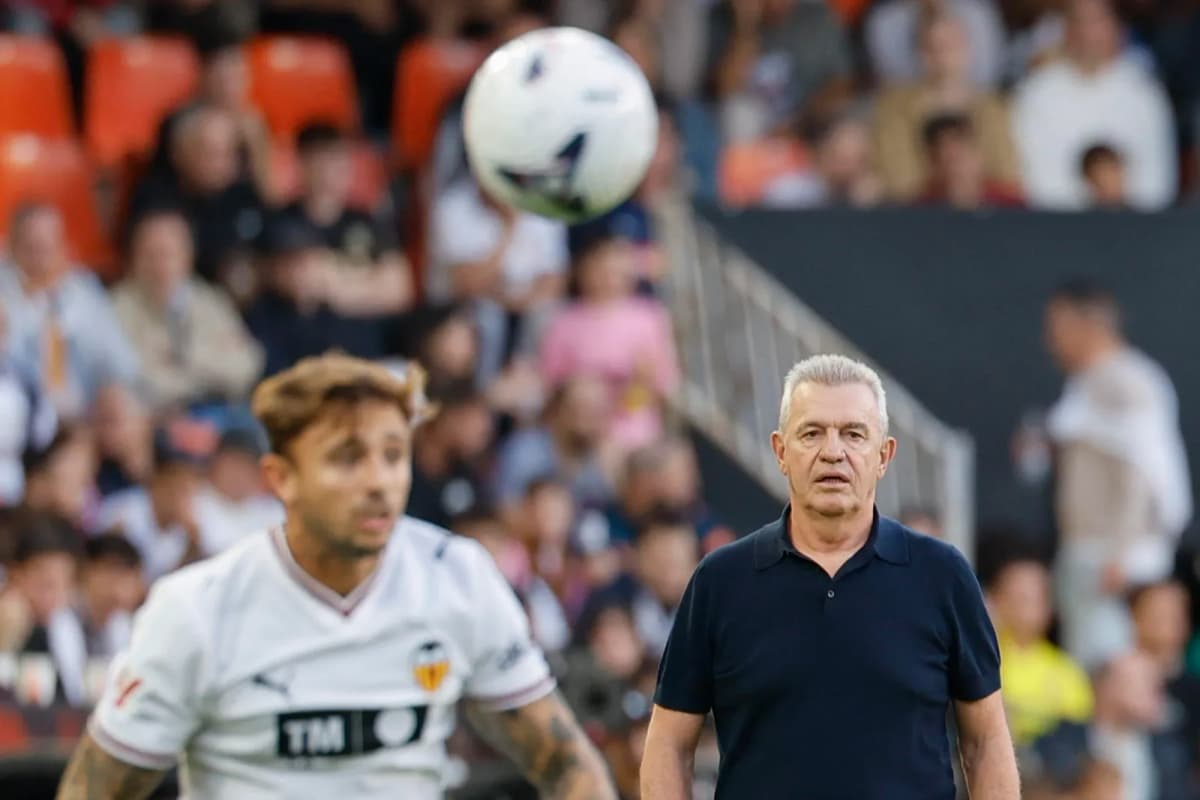 El mexicano Javier Aguirre dirige al Valencia desde la banda durante la derrota del Valencia ante el Villarreal, decidida en el tiempo añadido.
