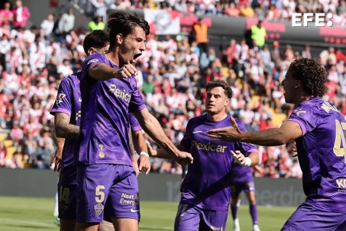 El defensa del Elche Federico REdondo celebra su gol ante el Rayo Vallecano durante el partido de Liga que disputaron Rayo Vallecano y Elche en el Estadio de…