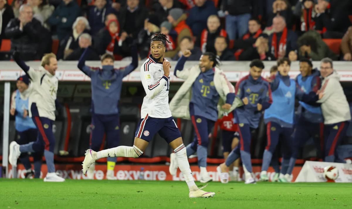 El jugador del Bayern Michael Olise celebra el 3-1 durante el partido de la Bundesliga que han jugado SC Freiburg y FC Bayern Munich en Friburgo, Alemania.