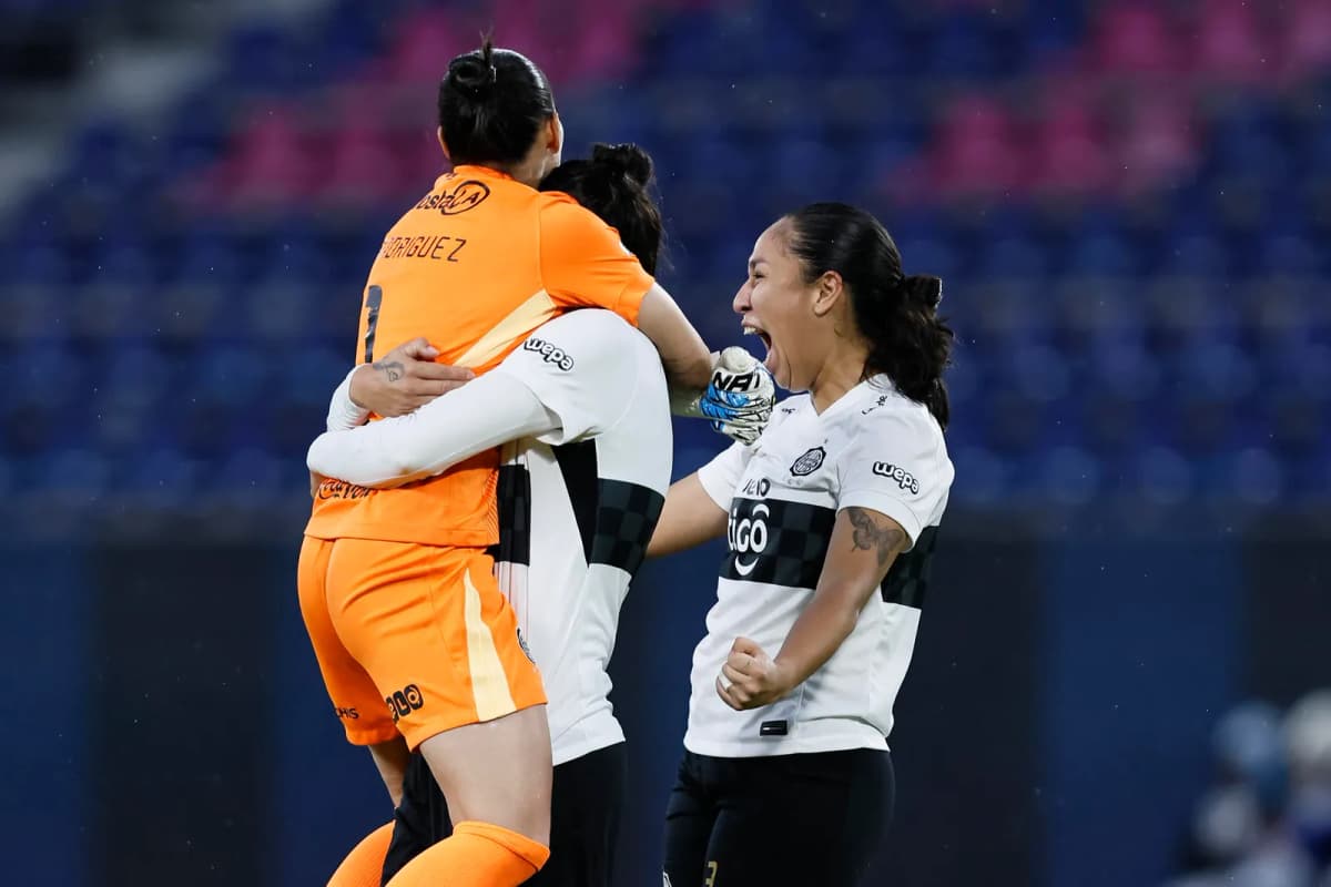 Jugadoras de Olimpia celebran este domingo su paso a las semifinales de la Copa Libertadores Femenina al vrencer por 0-1 al Deportivo Cali.