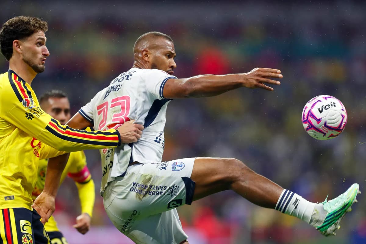 El venezolano Salomón Rondón durante un partido con Pachuca, equipo que venció a América con una asistencia decisiva del delantero