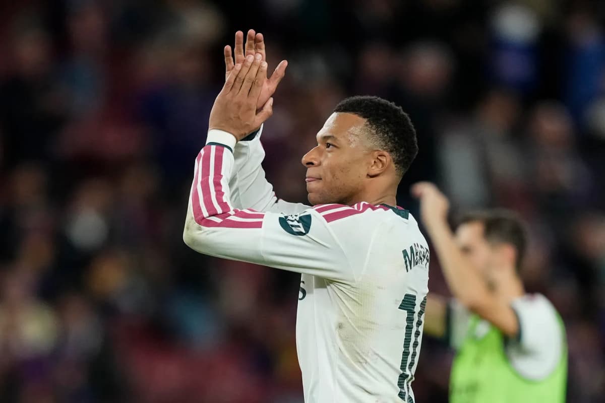 El delantero francés del Real Madrid, Kylian Mbappé, a la finalización del encuentro de Laliga EA Sports que han disputado este domingo FC Barcelona y Real…