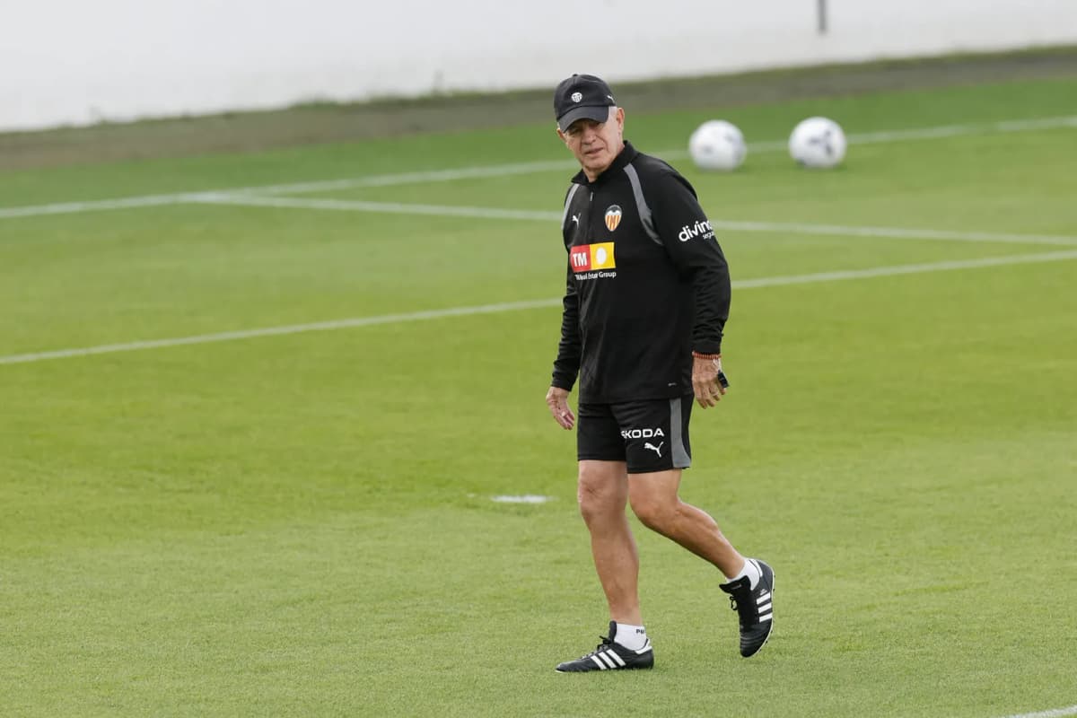 El entrenador mexicano Javier Aguirre dirige un entrenamiento del Valencia en las instalaciones del club.
