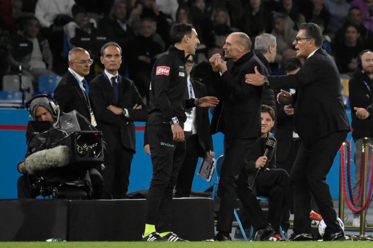 Fotografía del pasado 24 de octubre, en la que puede verse al entrenador del Nápoles, Massimiliano Allegri, en el momento de ver la cartulina roja durante el…