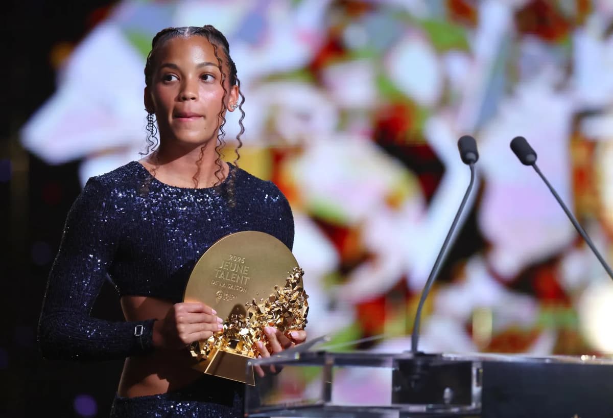 La española Vicky López recibe el trofeo Kopa en el London Palladium de Londres tras revalidar el premio a la mejor jugadora sub-21.