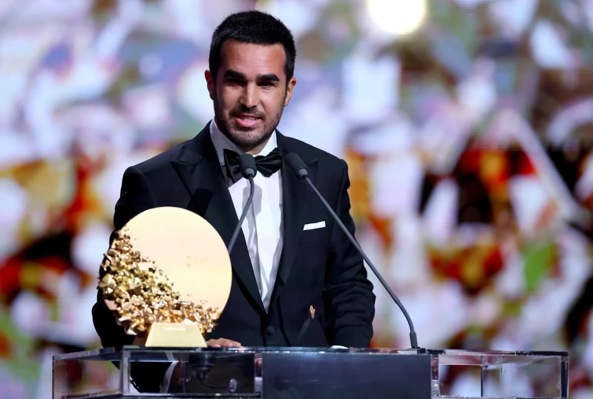 Pere Romeu, entrenador del Barcelona femenino, recibe el premio Johan Cruyff en una ceremonia celebrada en Londres.