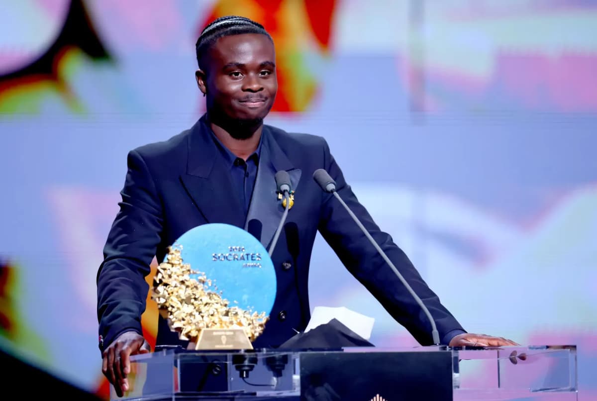 El inglés Bukayo Saka, del Arsenal, recibe el premio Sócrates durante la ceremonia del Balón de Oro por su labor humanitaria.