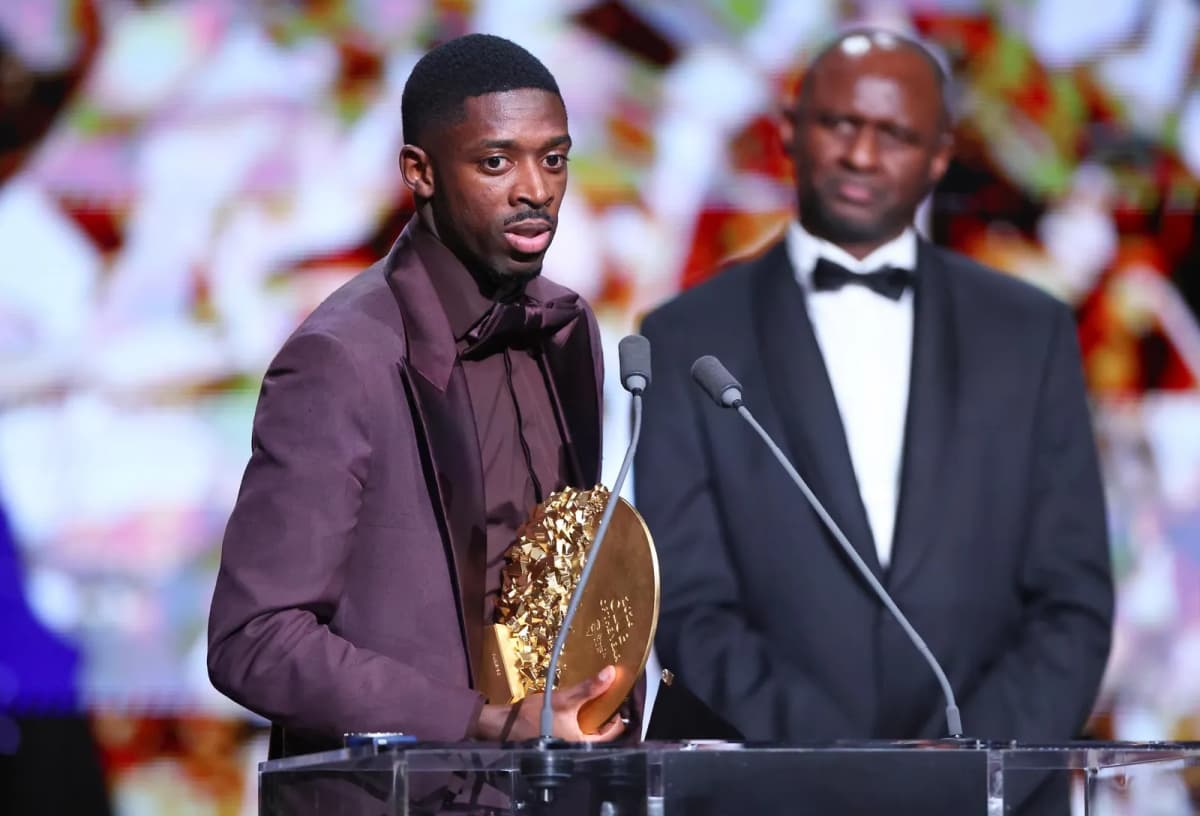 El francés Ousmane Dembélé recoge el premio que acredita al Paris Saint-Germain como mejor equipo del mundo en la temporada 2025-2026 durante la gala del Balón 