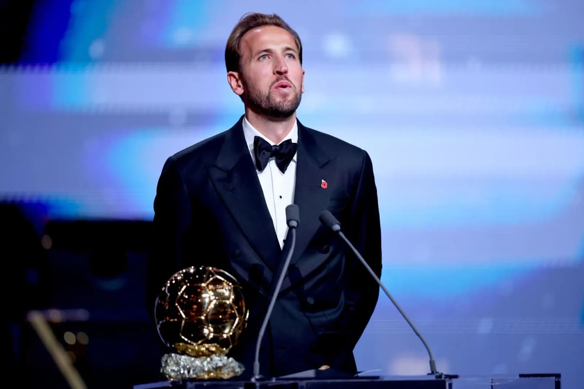 Harry Kane levanta el Balón de Oro durante la ceremonia celebrada en Londres, tras una temporada histórica con el Bayern de Múnich y la selección inglesa.