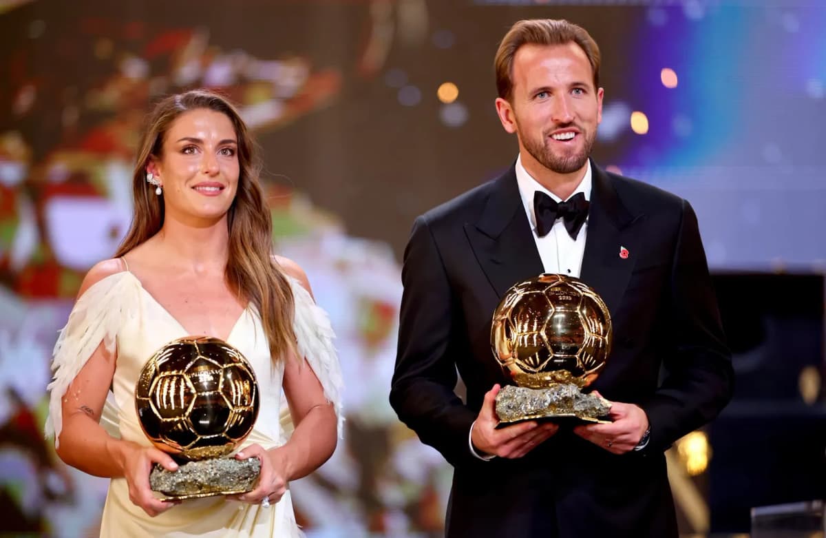 El inglés Harry Kane y la española Alexia Putellas posan con sus trofeos del Balón de Oro en el London Palladium de Londres.