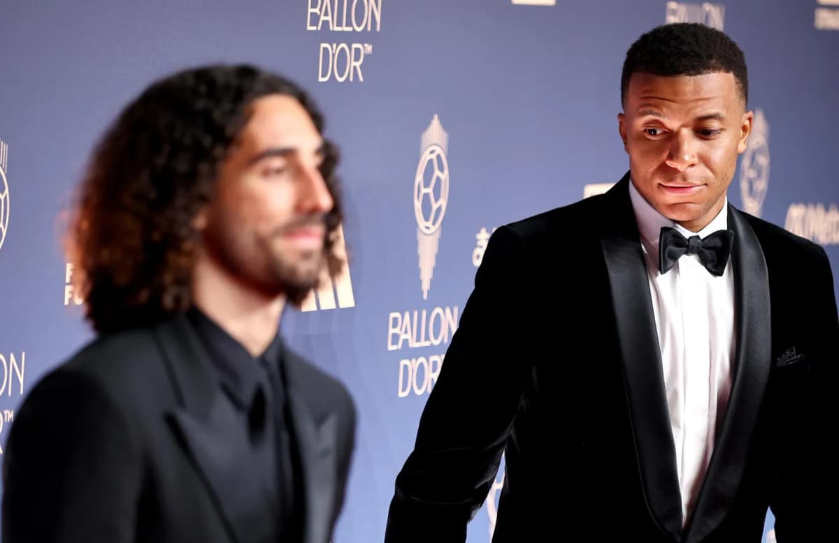 Los madridistas Marc Cucurella (I) y Kylian Mbappe, a su llegada a la gala del Balón de Oro celebrada en el London Palladium Theatre.