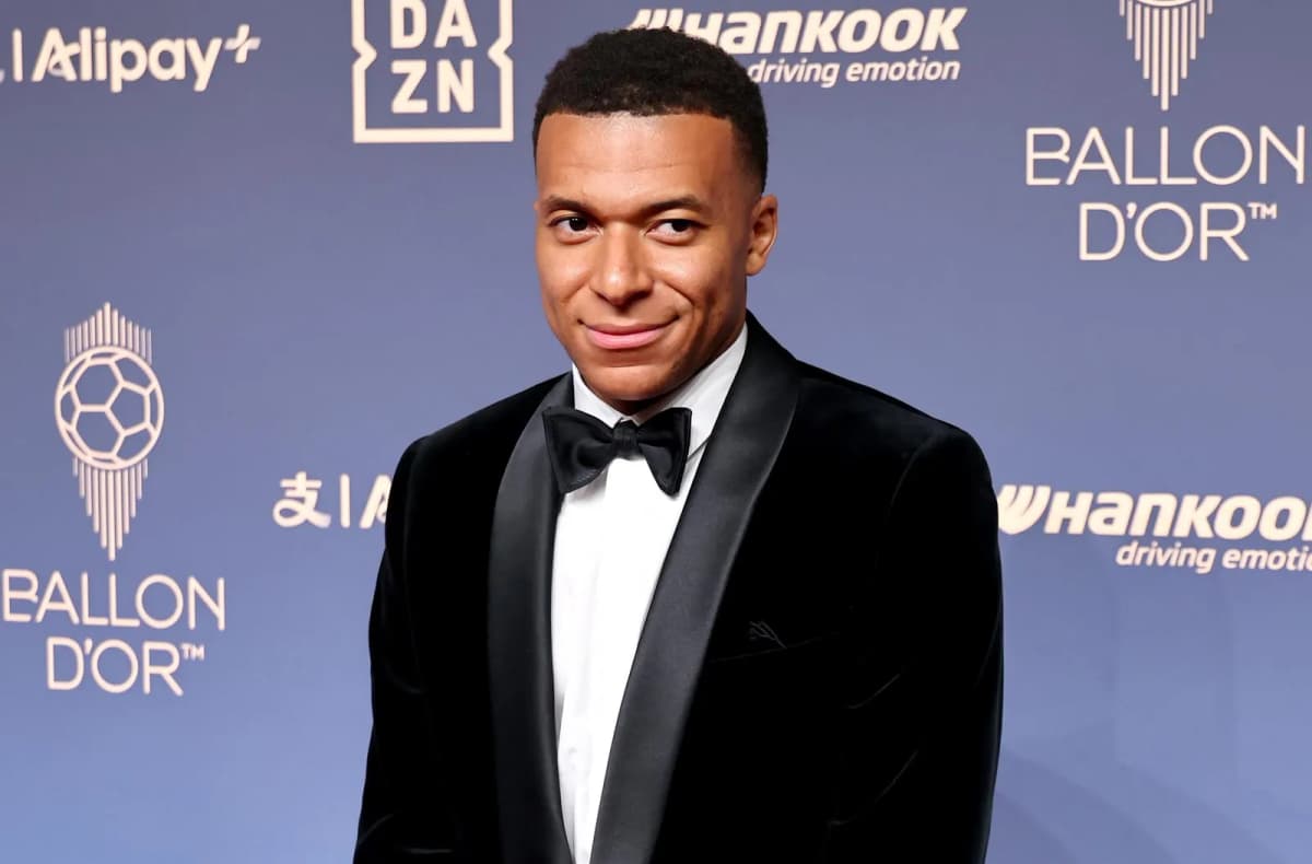 El futbolista francés del Real Madrid Kylian Mbappé, anoche a su llegada a la gala del Balón de Oro celebrada en Londres.
