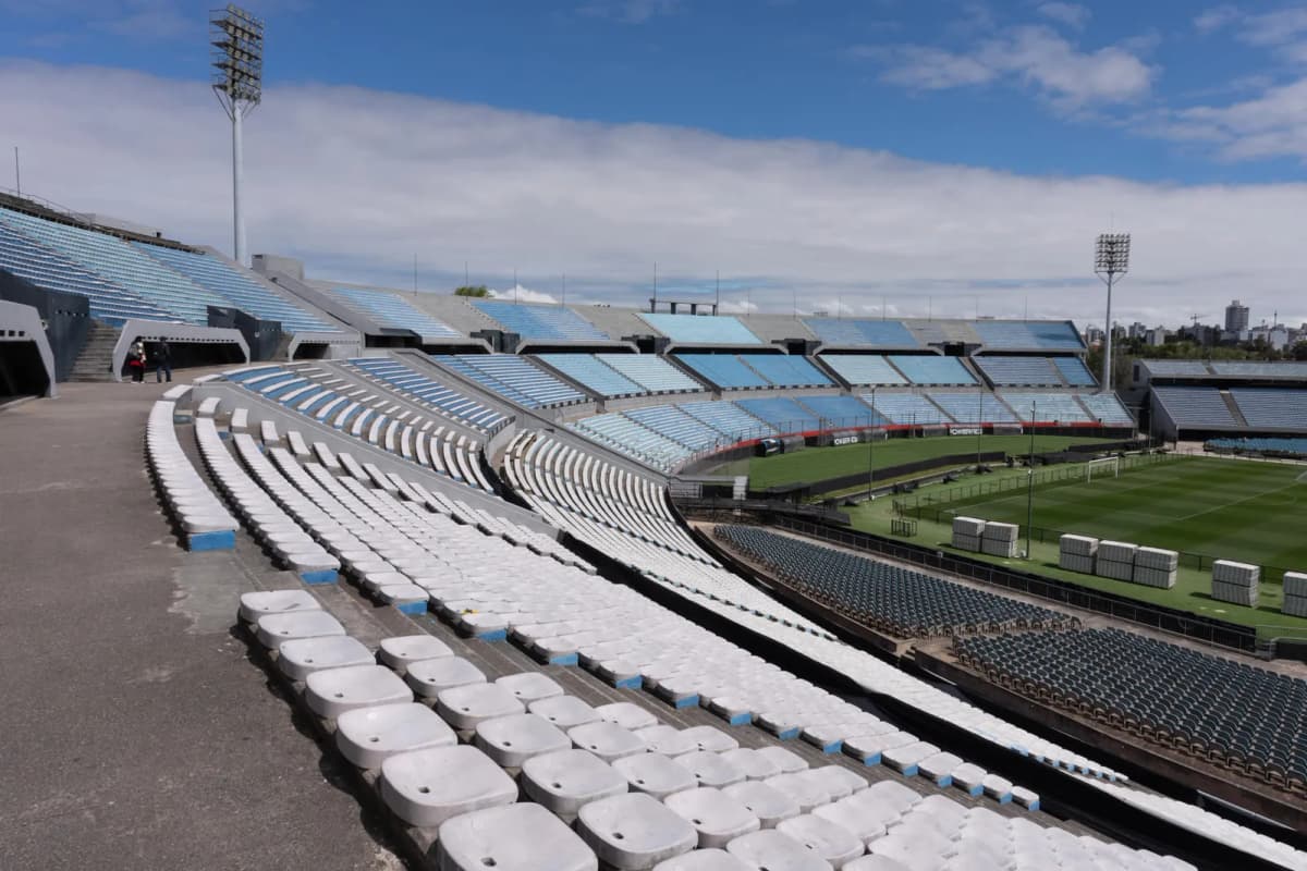 Fotografía en la que se observan las graderías del estadio Centenario, en Montevideo, donde el próximo 28 de noviembre se consagrará el nuevo campeón de la…