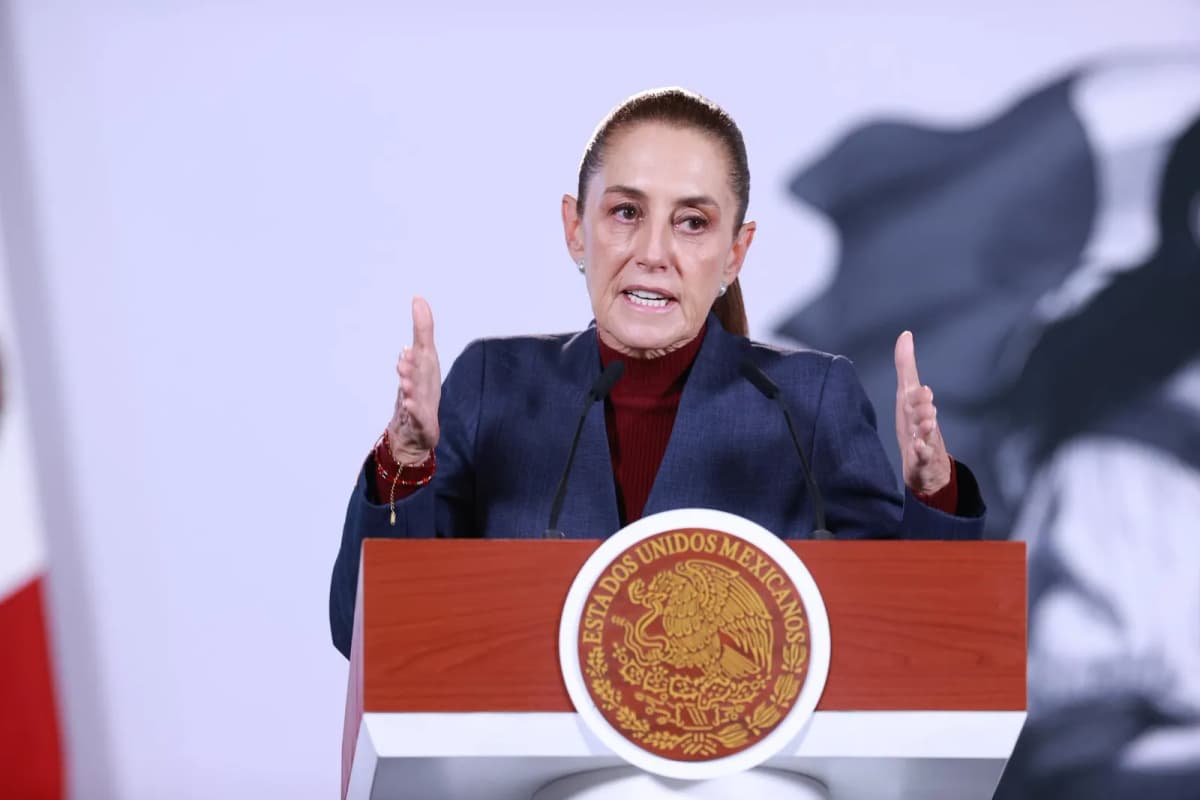 La presidenta de México, Claudia Sheinbaum, habla durante una rueda de prensa este martes en el Palacio Nacional de la Ciudad de México (México).