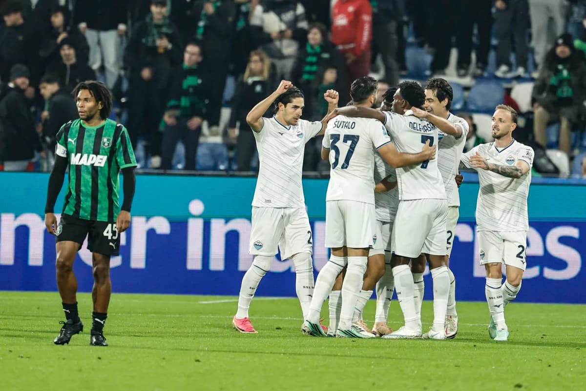 Los jugadores del Lazio celebran un gol durante la goleada ante el Sassuolo en el Mapei Stadium de Reggio Emilia, Italia.