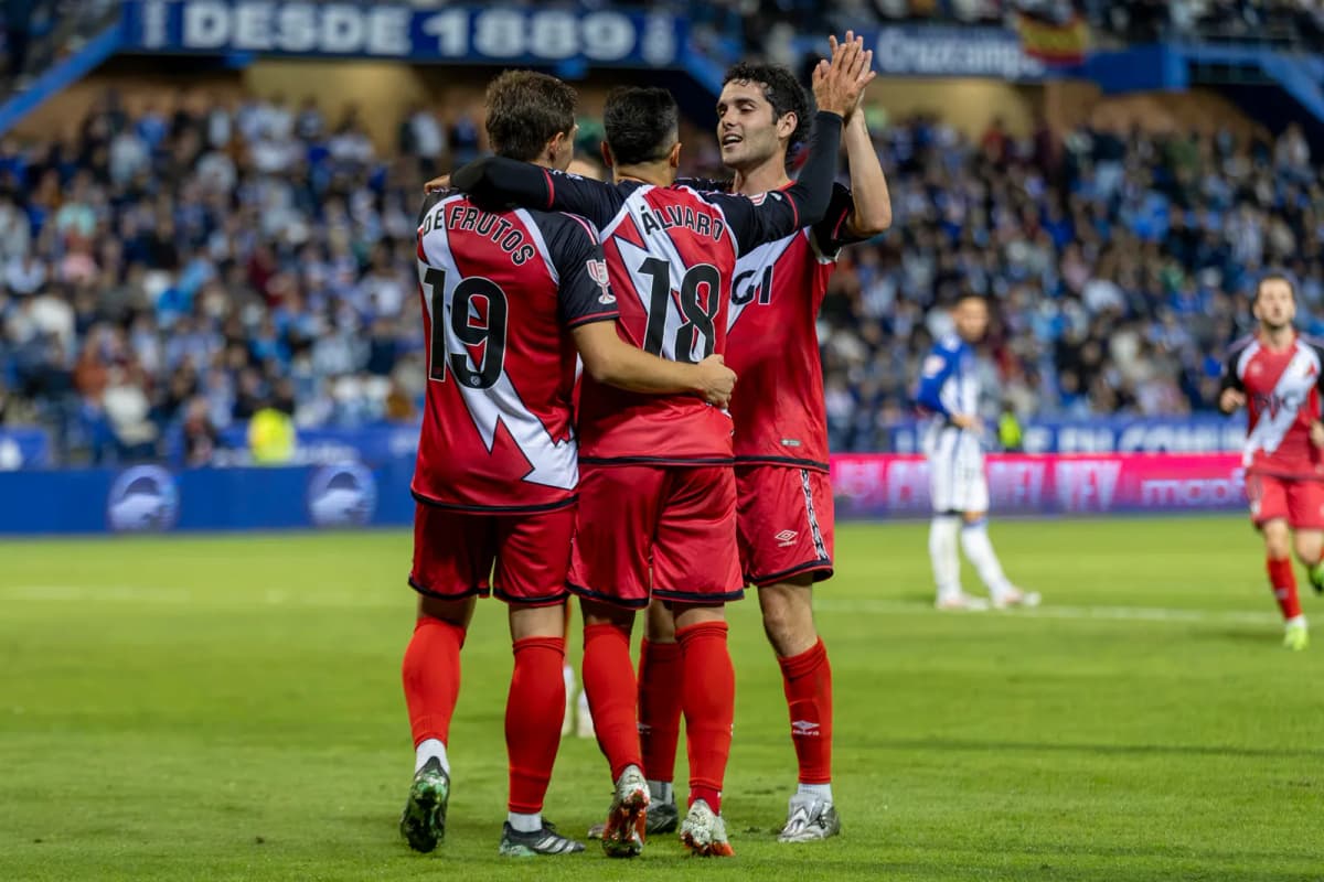 El brasileño Alemão celebra un gol del Rayo Vallecano ante el Recreativo de Huelva en la Copa del Rey.