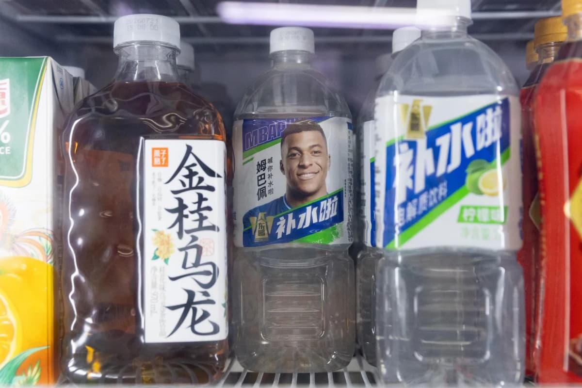 Pekín (China), 27/10/2026.- La cara de Kylian Mbappe en una botella de una tienda en la capital de China.