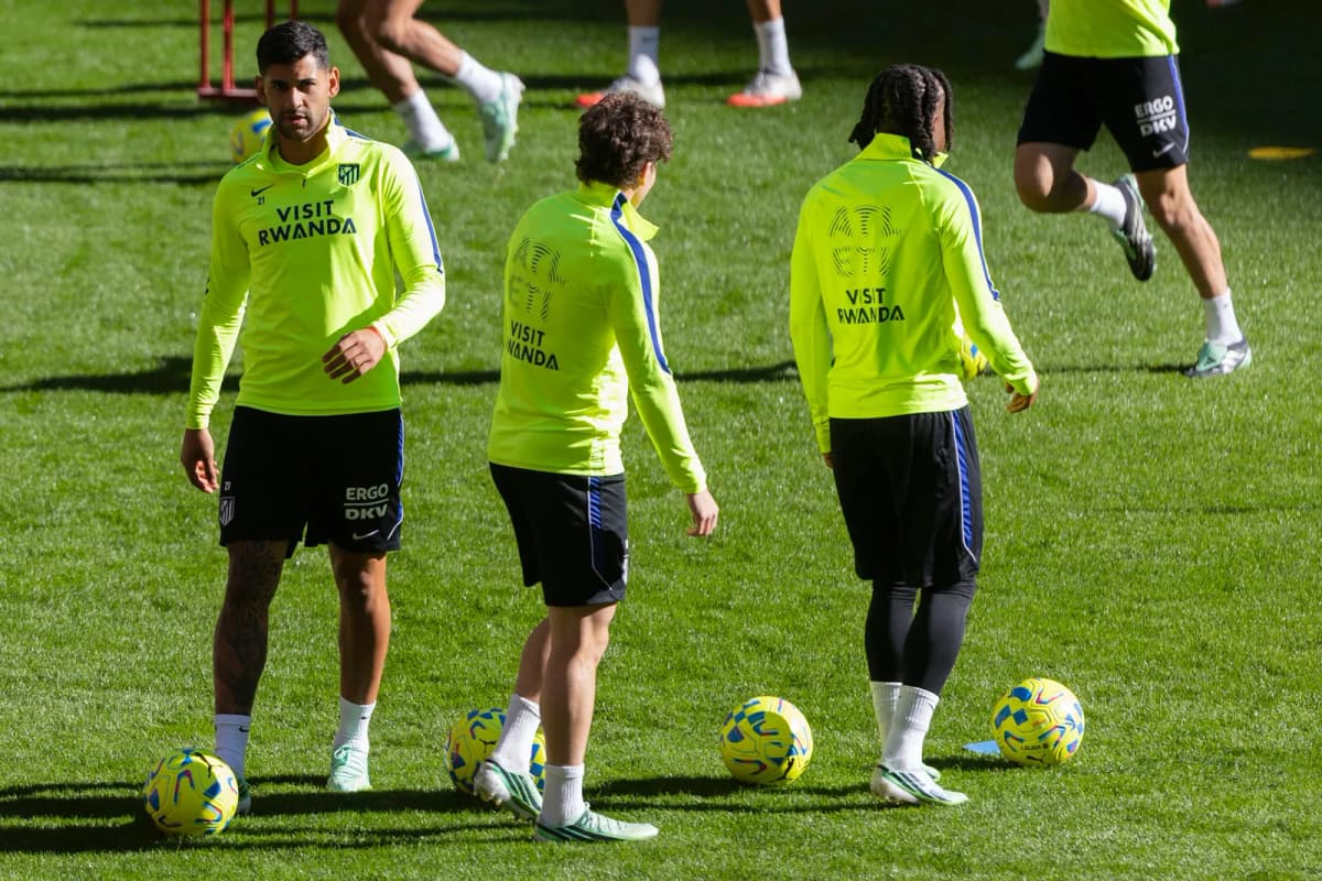 El defensa del Atlético de Madrid, Cuti Romero (i) durante el entrenamiento celebrado este miércoles en el estadio Riyadh Air Metropolitano en Madrid antes de…