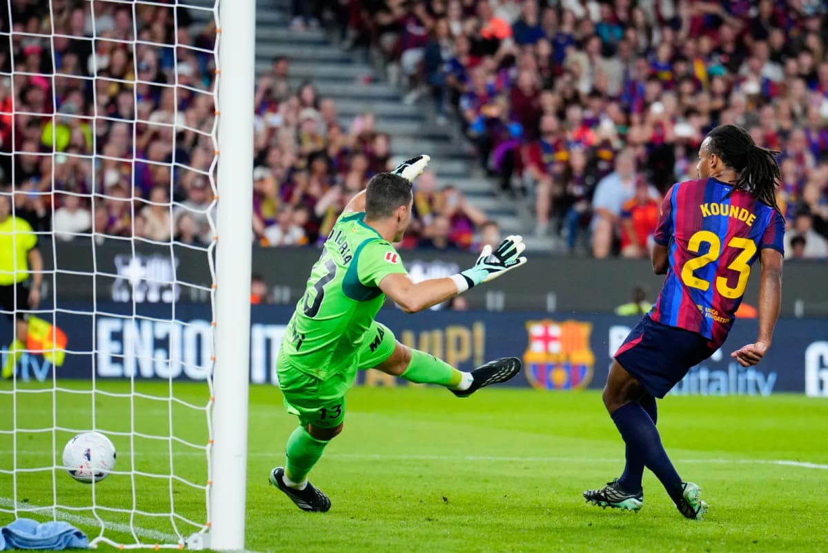 Fotografía del pasado 10 de octubre, en la que puede verse al futbolista del FC Barcelona Jules Koundé (d), durante un partido.