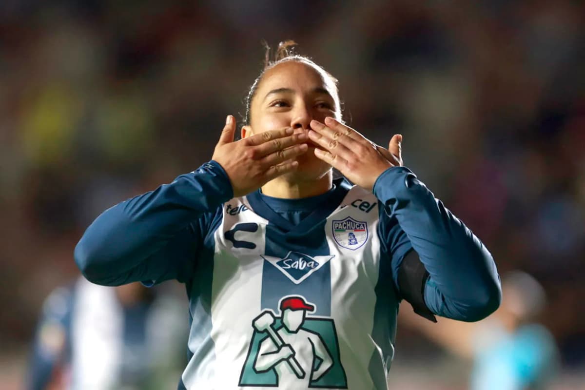 La mexicana Charlyn Corral, del Pachuca, celebra un gol durante un partido de la Liga MX Femenil.