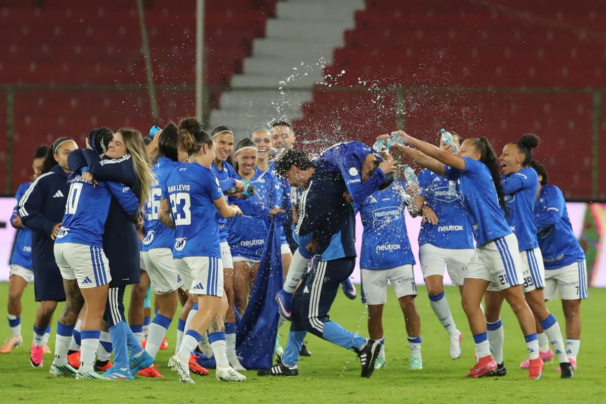 Las jugadoras de Cruzeiro celebran su victoria ante Olimpia en la semifinal de la Copa Libertadores Femenina disputada en Quito, Ecuador.