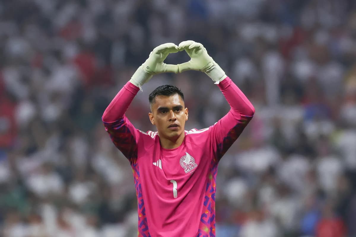 El mexicano Raúl Rangel, portero de las Chivas de Guadalajara y de la selección de México, durante un partido de fútbol.