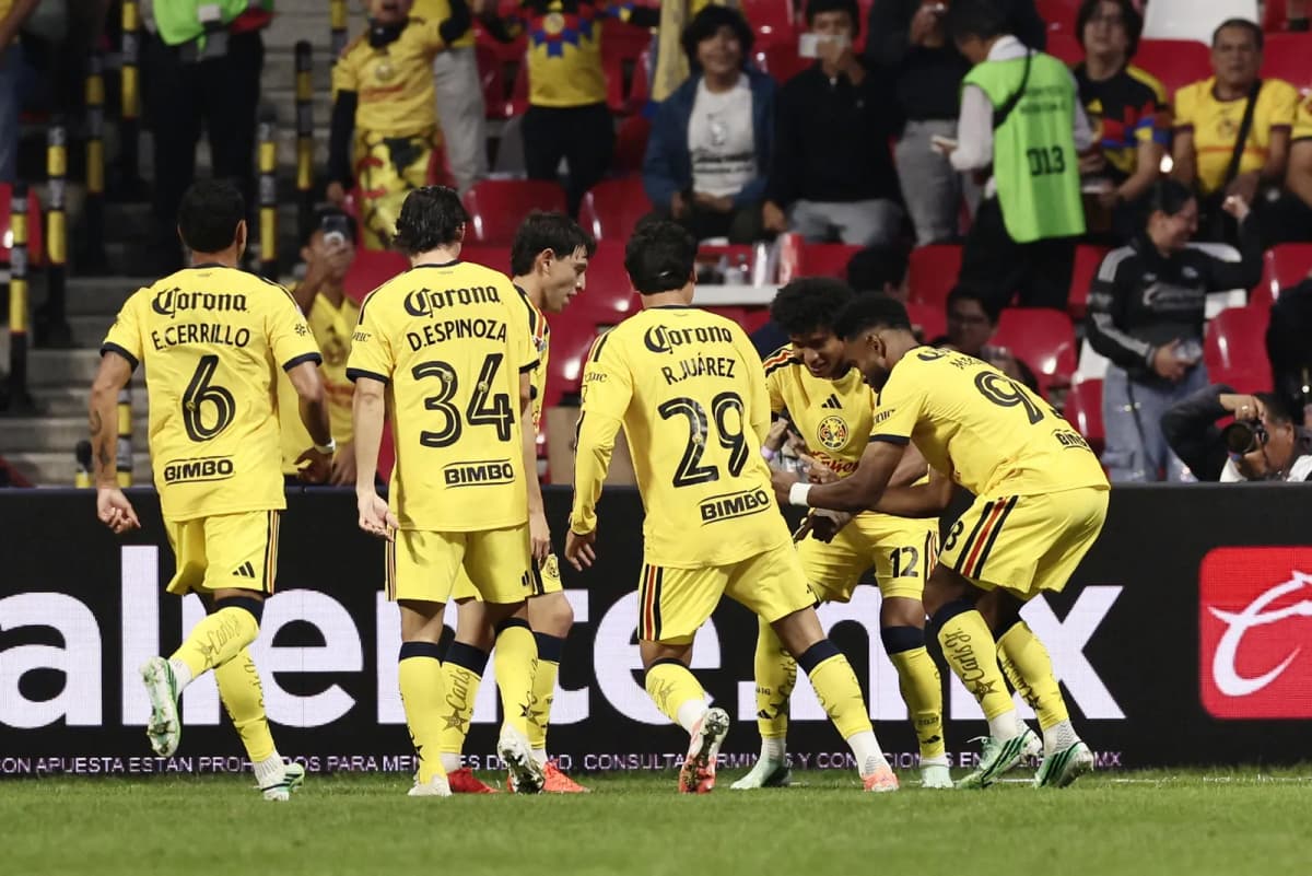 Jugadores del América celebran un gol durante un partido disputado este miércoles.