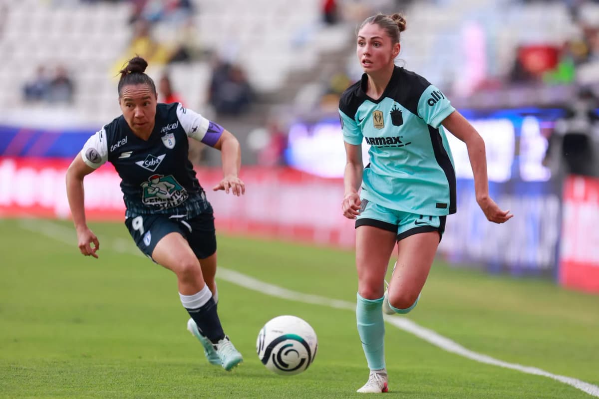 La mexicana Charlyn Corral, del Pachuca, disputa un balón durante un partido de fútbol femenino.