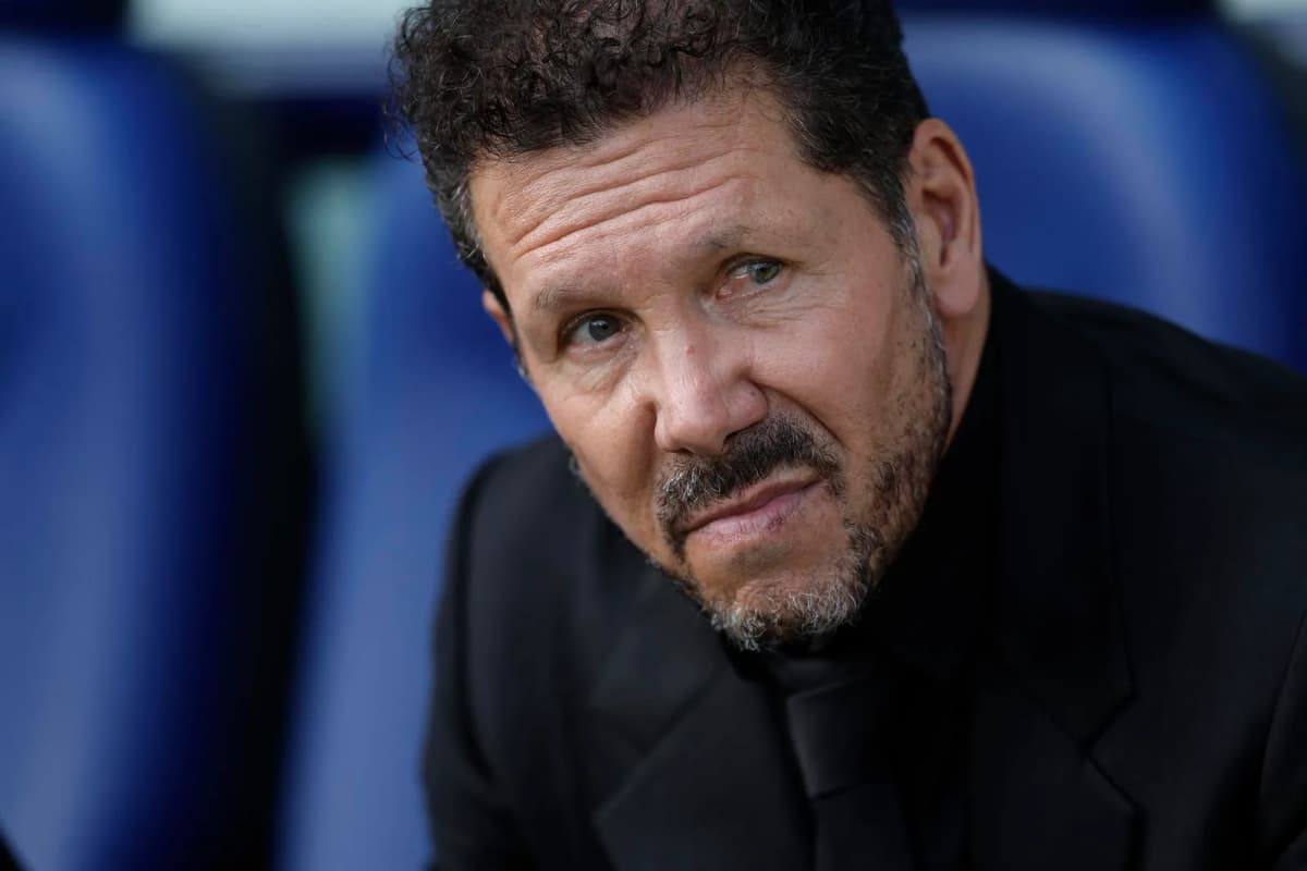 El entrenador del Atlético de Madrid, Diego Pablo Simeone, durante el partido de LaLiga entre el Levante y el Atlético de Madrid, este sábado, en Valencia.