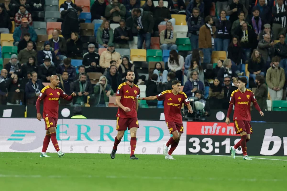 El jugador del AS Roma Donyell Malen celebra el 0-3 durante el partido de la Serie A que han jugado Udinese Calcio y AS Roma en el Bluenergy Stadium de…