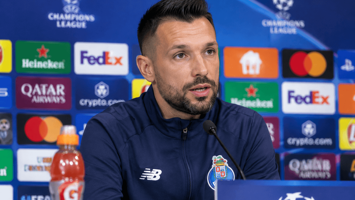 El italiano Francesco Farioli, entrenador del Oporto, durante la rueda de prensa previa al partido contra el Betis en la Liga de Campeones.